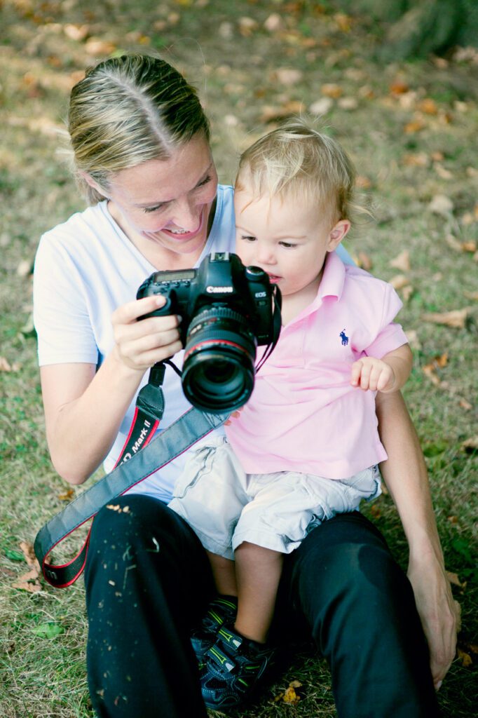 photographer jane goodrich showing a photo to a toddler 